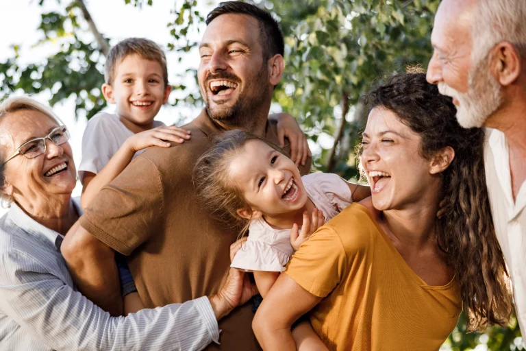 ne famille heureuse d'avoir souscrit à leur complémentaire santé chez la mutuelle Smatis.