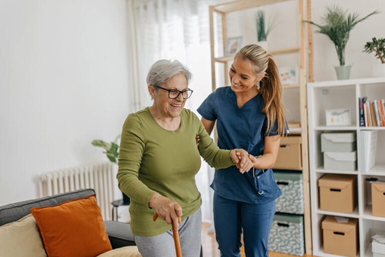 La mutuelle SMATIS propose à ses adhérents un service d'assistance en cas de problème de santé, qui leur permet d'obtenir une aide personnalisée.