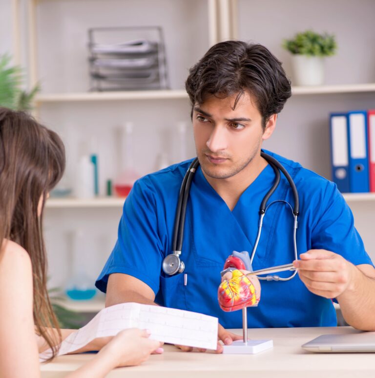 Une patiente en consultation chez un cardiologue