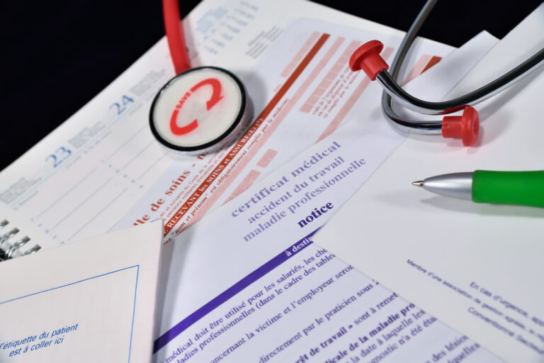 Feuilles de soins de la Sécurité sociale illustrant la différence entre assurance maladie et mutuelle santé, deux systèmes complémentaires pour mieux couvrir ses frais de santé en France.