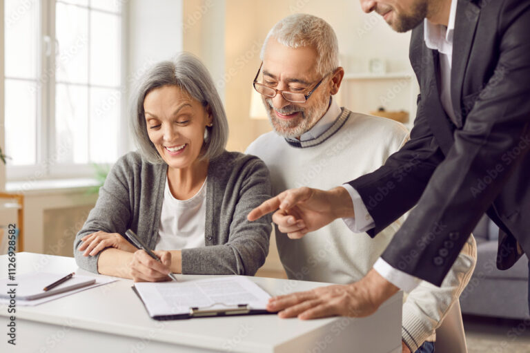 Couple de seniors signant un contrat de complémentaire santé, illustrant l’importance de souscrire une mutuelle pour compléter les remboursements de la Sécurité sociale et anticiper les dépenses de santé.