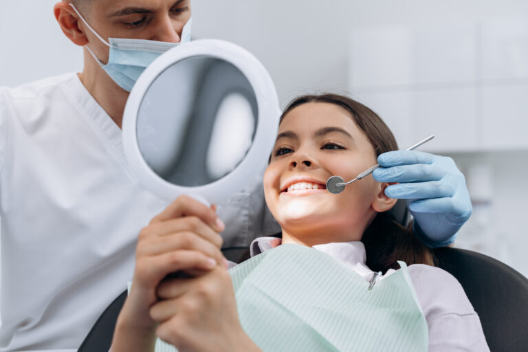 Jeune fille en consultation chez le dentiste pour un examen dentaire de prévention.