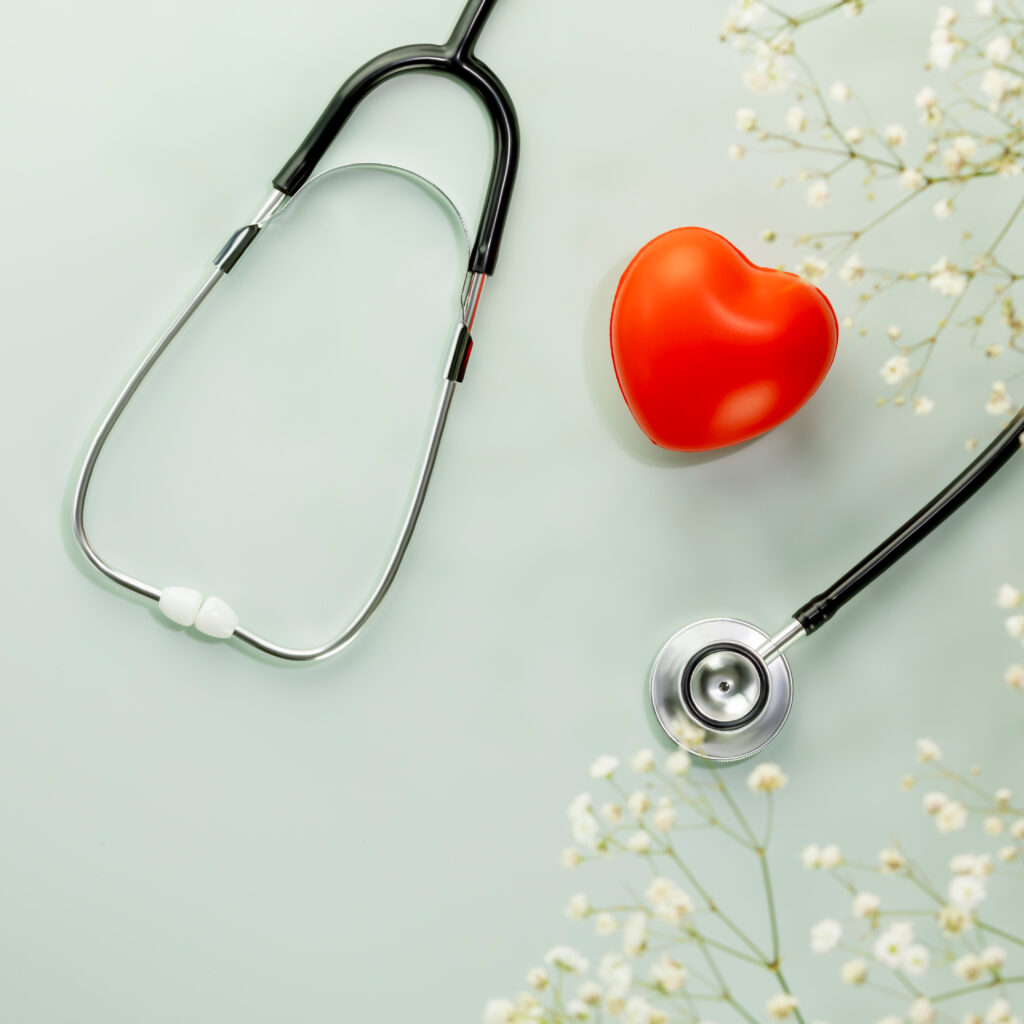 Stéthoscope et cœur rouge sur fond vert illustrant l'importance de choisir une mutuelle santé adaptée à ses besoins
