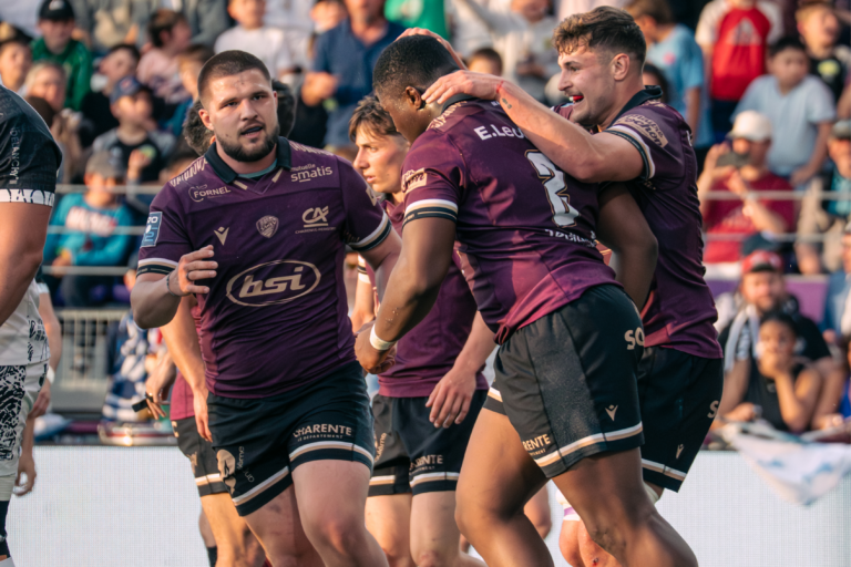 Joueurs du SA XV Charente Rugby célébrant un essai, maillot mutuelle SMATIS
