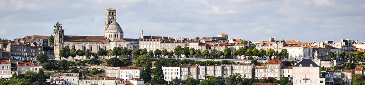 Vue panoramique de la ville d'Angoulême, avec son architecture historique et moderne, entourée de paysages verdoyants. On y trouve également l'agence de la mutuelle SMATIS, située au cœur de la ville