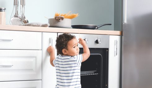 un enfant qui risque un accident domestique dans la cuisine – mutuelle smatis assurance accident un enfant qui risque un accident domestique dans la cuisine - mutuelle smatis assurance accident