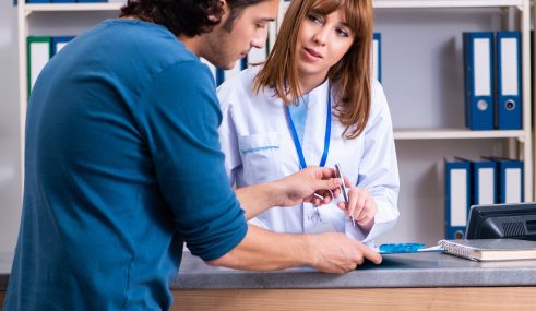Un homme va à l’hôpital, il n’a pas de mutuelle et discute avec l’infirmière des options possibles. Un homme va à l'hôpital, il n'a pas de mutuelle et discute avec l'infirmière des options possibles.