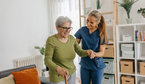 La mutuelle SMATIS propose à ses adhérents un service d'assistance en cas de problème de santé, qui leur permet d'obtenir une aide personnalisée.