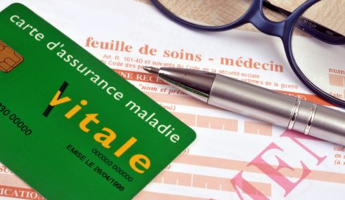 Image d’une carte Vitale posée sur une feuille de soins, illustrant les démarches pour envoyer ses documents et obtenir un remboursement rapide. Image d'une carte Vitale posée sur une feuille de soins, illustrant les démarches pour envoyer ses documents et obtenir un remboursement rapide.