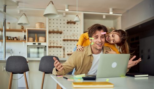 Un père jouant avec sa fille, tous deux couverts par sa mutuelle d’entreprise Un père jouant avec sa fille, tous deux couverts par sa mutuelle d’entreprise