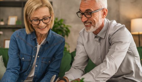 Un couple examine un contrat santé et se demande s’il est possible de changer de mutuelle après 70 ans. Un couple examine un contrat santé et se demande s'il est possible de changer de mutuelle après 70 ans.