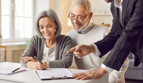 Couple de seniors signant un contrat de complémentaire santé, illustrant l’importance de souscrire une mutuelle pour compléter les remboursements de la Sécurité sociale et anticiper les dépenses de santé. Couple de seniors signant un contrat de complémentaire santé, illustrant l’importance de souscrire une mutuelle pour compléter les remboursements de la Sécurité sociale et anticiper les dépenses de santé.