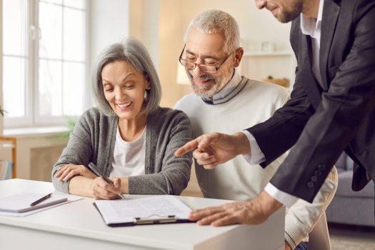 Couple de seniors signant un contrat de complémentaire santé, illustrant l’importance de souscrire une mutuelle pour compléter les remboursements de la Sécurité sociale et anticiper les dépenses de santé. Couple de seniors signant un contrat de complémentaire santé, illustrant l’importance de souscrire une mutuelle pour compléter les remboursements de la Sécurité sociale et anticiper les dépenses de santé.