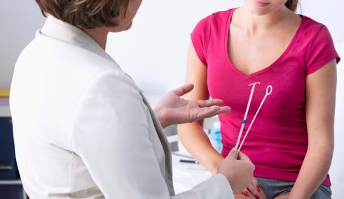 GYNECOLOGIE CONSULTATION Une patiente en consultation avec son gynécologue