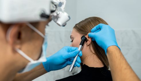 Un médecin ORL examine l’oreille d’une patiente – Mutuelle SMATIS Un médecin ORL examine l’oreille d’une patiente – Mutuelle SMATIS