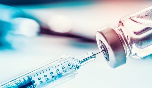 Seringue aspirant un vaccin contre la grippe, représentant la prise en charge du remboursement de la vaccination Seringue aspirant un vaccin contre la grippe, représentant la prise en charge du remboursement de la vaccination