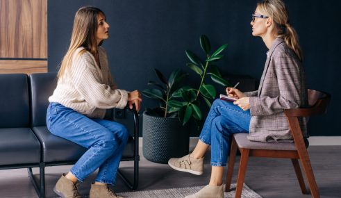 Une jeune femme échange avec un psychologue lors d’un entretien dans un cadre professionnel. Une jeune femme échange avec un psychologue lors d’un entretien dans un cadre professionnel.